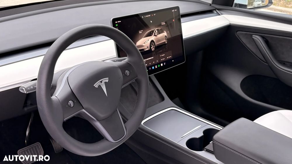 Tesla Model Y Long Range Dual Motor AWD - 11