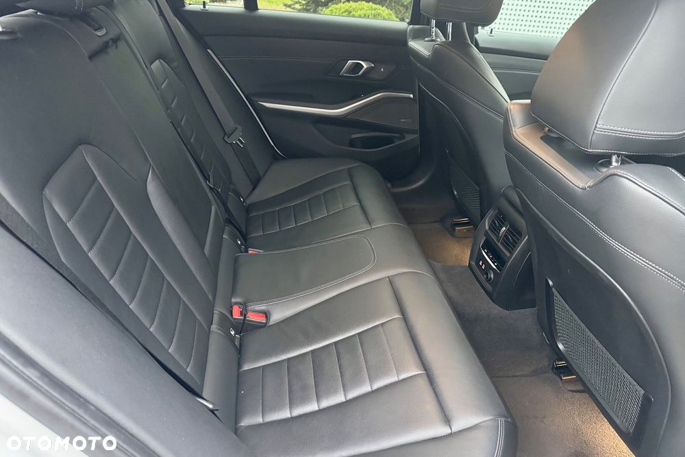BMW Seria 3 330i Sport Line - 16