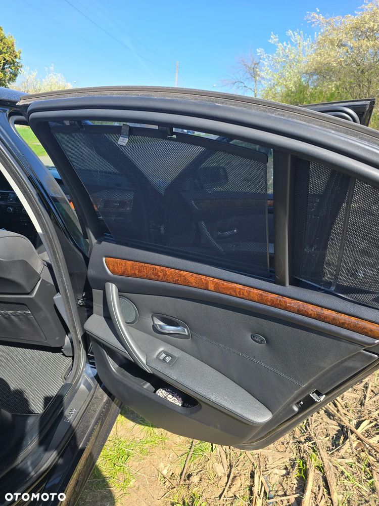 BMW Seria 5 550i - 11