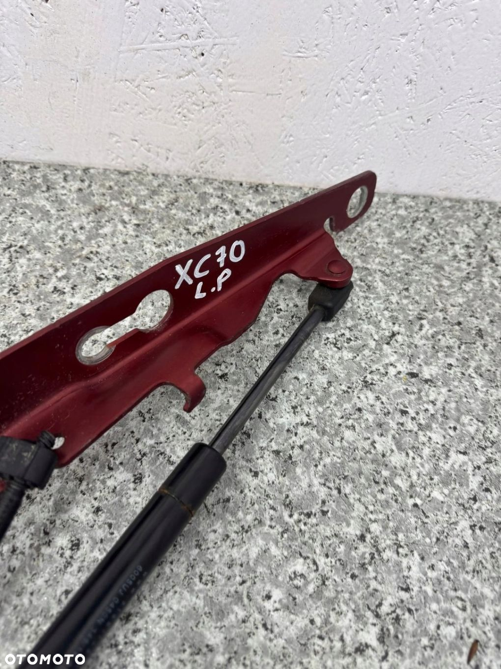 ZAWIAS MASKI LEWY VOLVO XC70 III 2007-2016 31385810 - 7