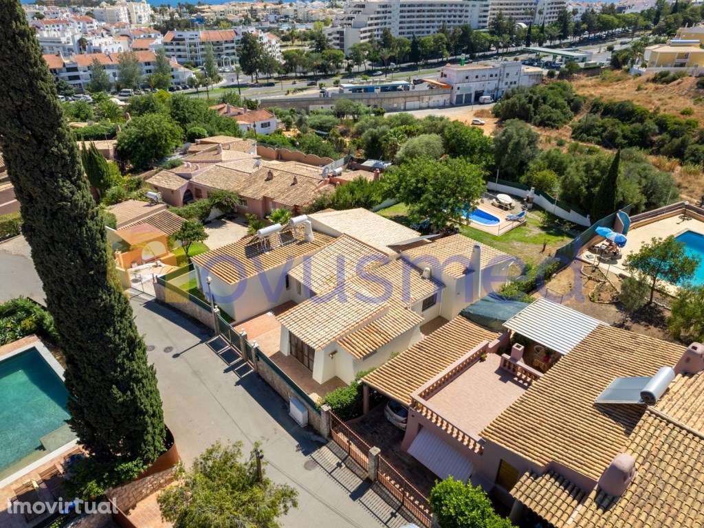 Moradia isolada com piscina no centro da cidade de Albufeira - Grande imagem: 3/43