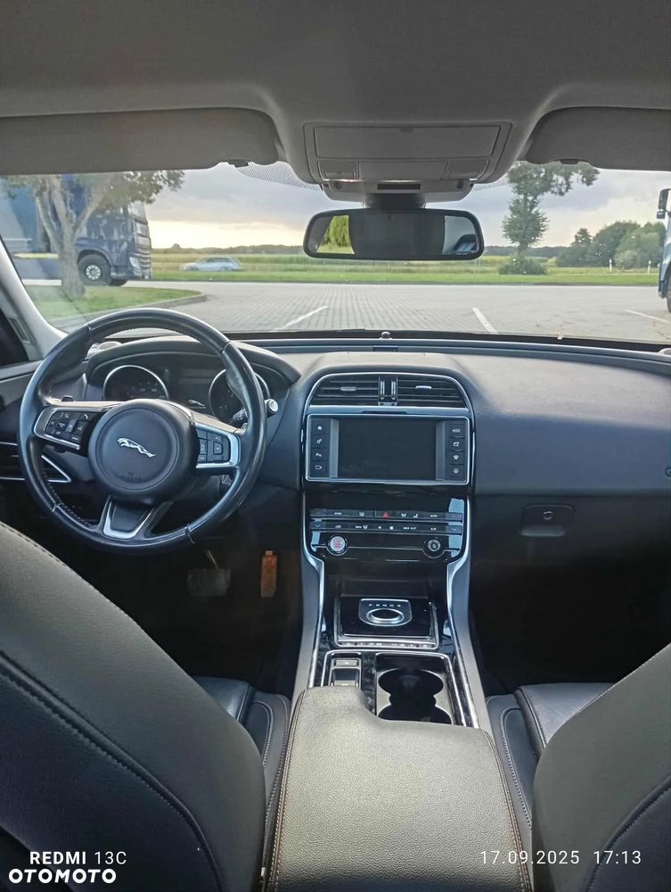 Jaguar XE - 12