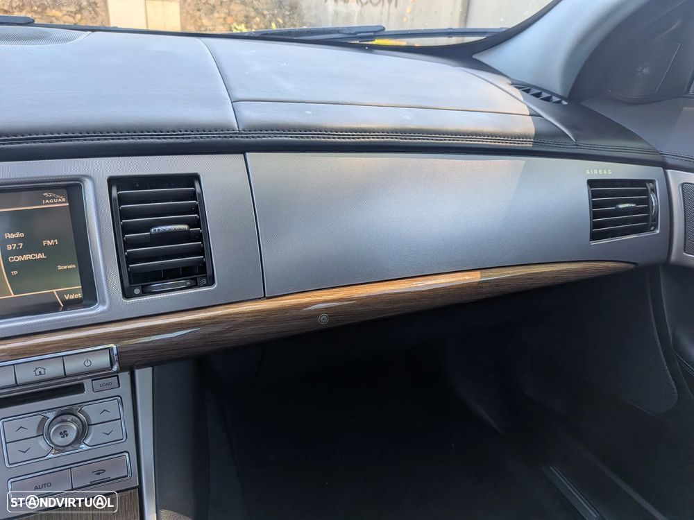 Jaguar XF 2.7 D V6 Premium Luxury - 19