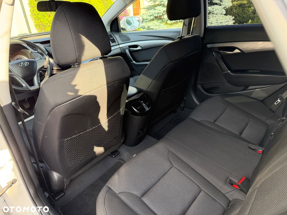 Hyundai i40 Kombi blue 1.6 Family - 15