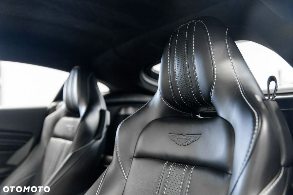 Aston Martin Vantage - 38