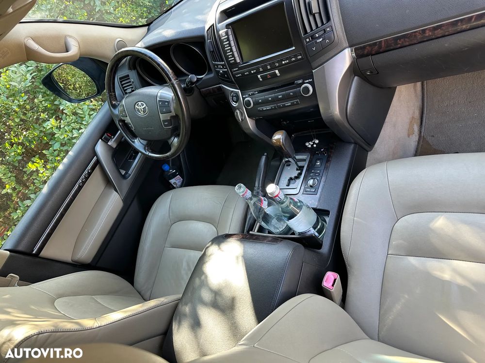 Toyota Land Cruiser - 5