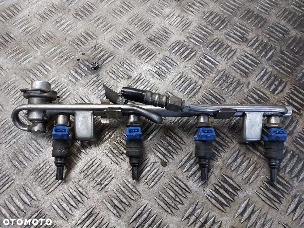 LISTWA WTRYSKOWA AUDI A4 B5 1.8 20V 058133551F - 2