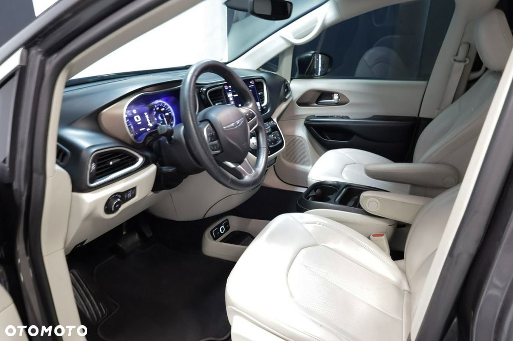 Chrysler Pacifica - 11
