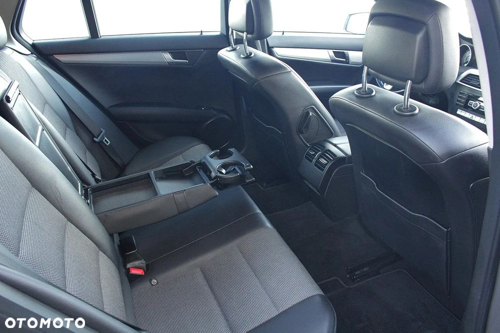 Mercedes-Benz Klasa C 180 CGI Automatik BlueEFFICIENCY Avantgarde - 16