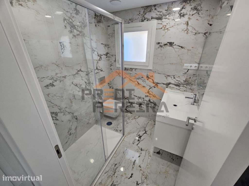 Situado no centro de Caneças, magnífico apartamento T2 com varandas... - Grande imagem: 2/41