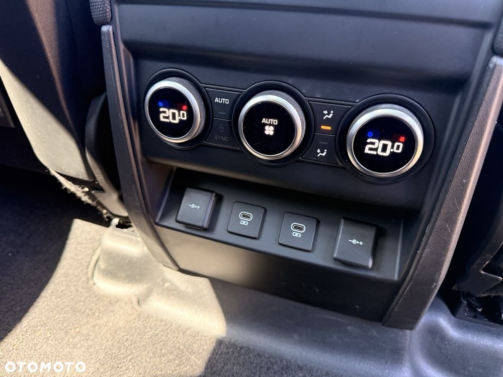 Land Rover Defender - 12