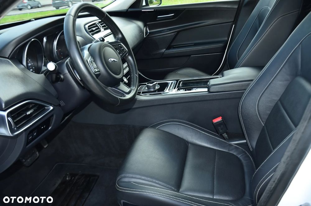 Jaguar XE 2.0 D Prestige - 19