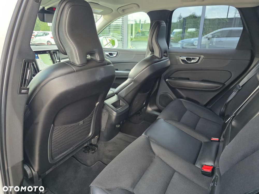 Volvo XC 60 T4 Momentum Pro - 34