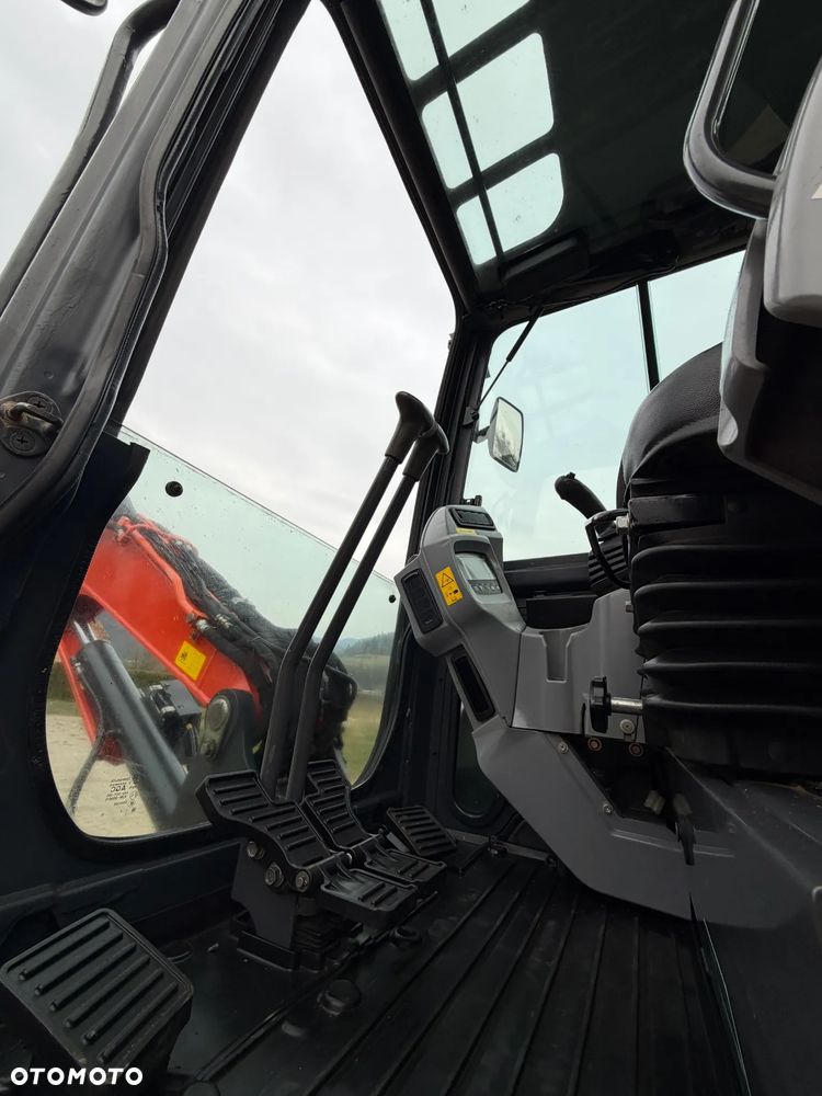 Kubota U55-4. koparka 5,5 tony. 2016 rok. 2300 mtg! KLIMATYZACJA. Długie ramie plus! 3sekcje Hydrauliczne. zamki na tłokach. Koparka Jak nówka sztuka. Zadbana zero zużycia. Z gospodarstwa Norweskiego. Zmiana łyżek Hydrauliczna. LENHOFF. Ani deka luzów wycieków. Szybka wolna jazda. Gąski perfekt stan. OKAZJA TANIO. Aktualna Dekra. Po serwisach eksploatacyjnych. Mocny silnik Kubota 4 cylindry! Zamki na tłokach. Wielka Okazja - 35