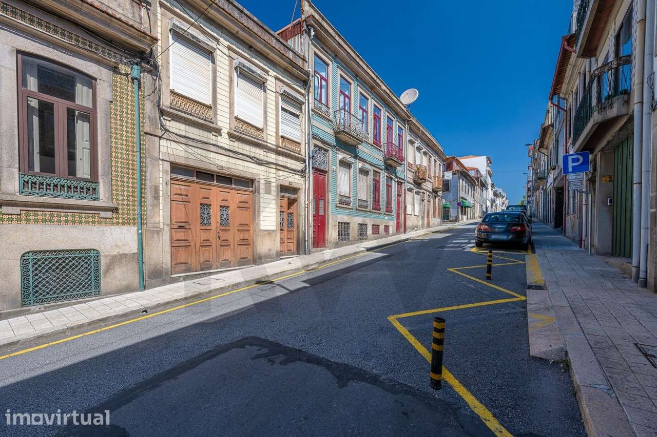 Moradia de 2 andares com jardim e garagem, na Rua do Bonjardim - Porto - Grande imagem: 2/34