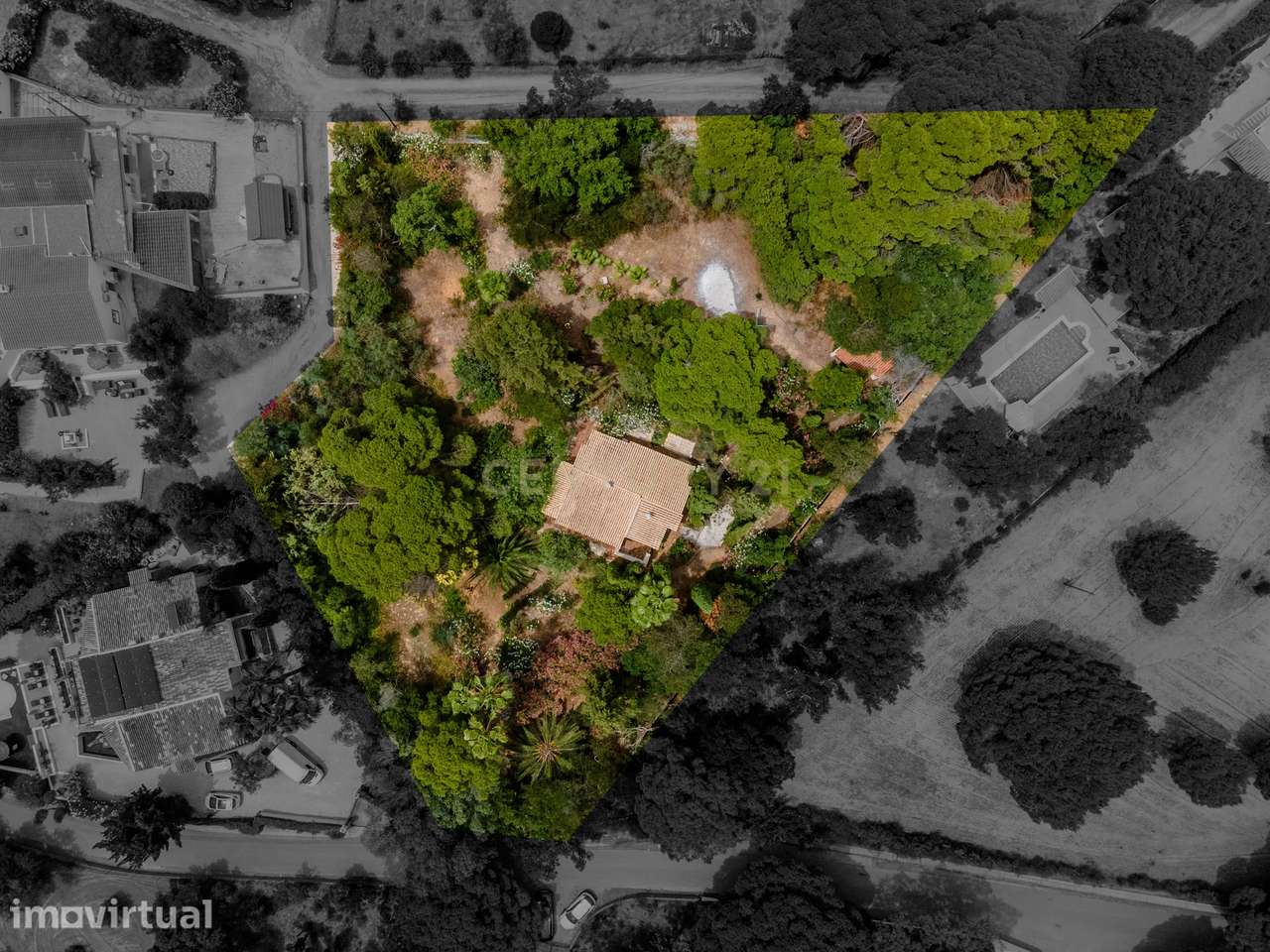 Moradia inserida em terreno com 3.560m2 a 5 minutos das Praias da Mari - Grande imagem: 3/31