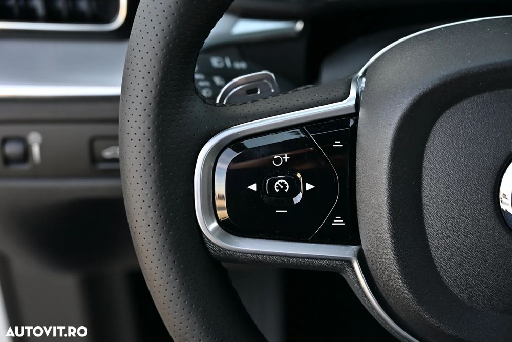 Volvo XC 60 D5 AWD Geartronic RDesign - 36