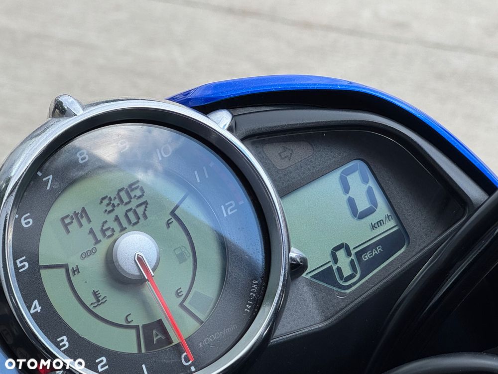 Suzuki GSX - 16