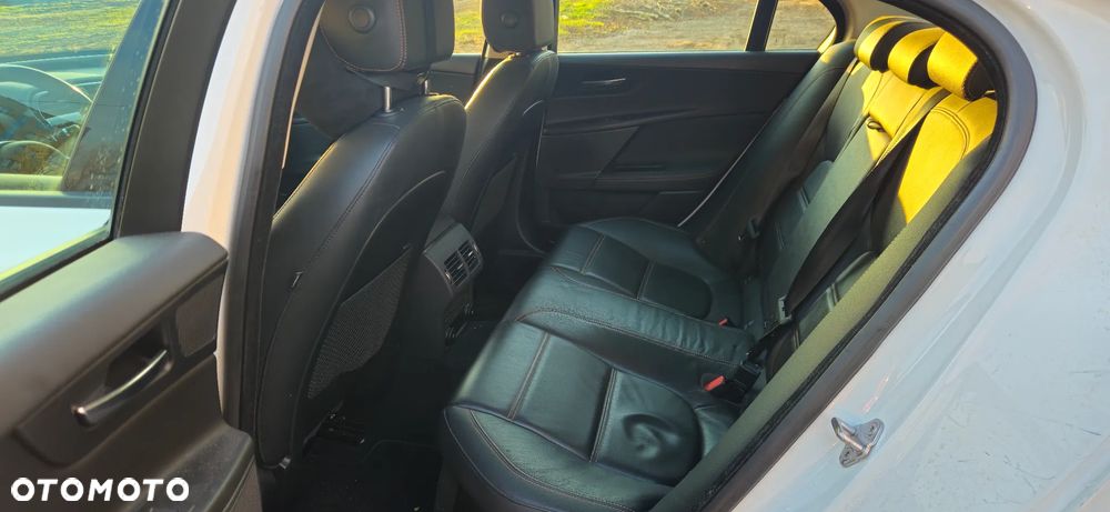 Jaguar XE 25t Pure - 9