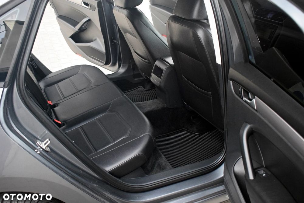 Volkswagen Passat - 32