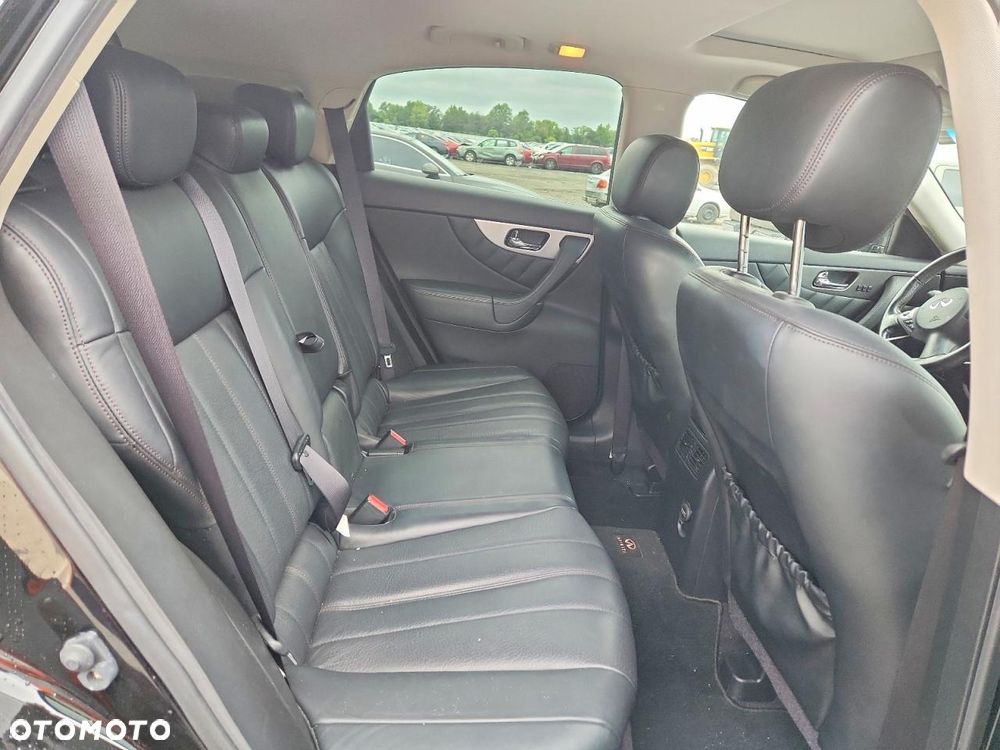 Infiniti QX70 - 15