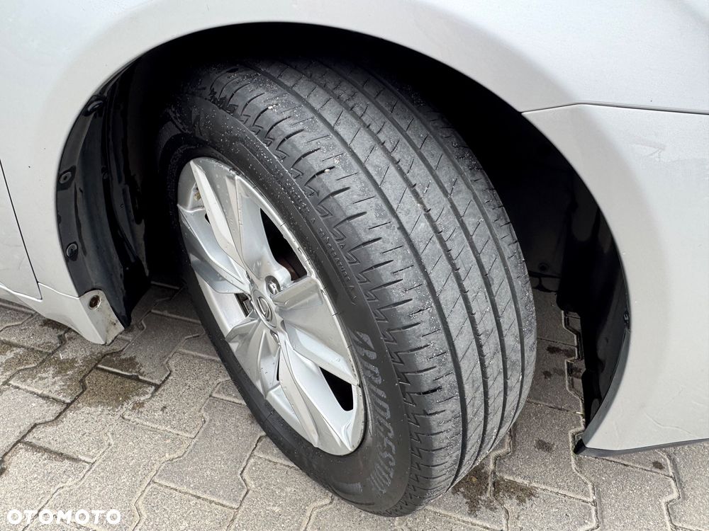 Toyota Avensis 1.8 Luna - 17