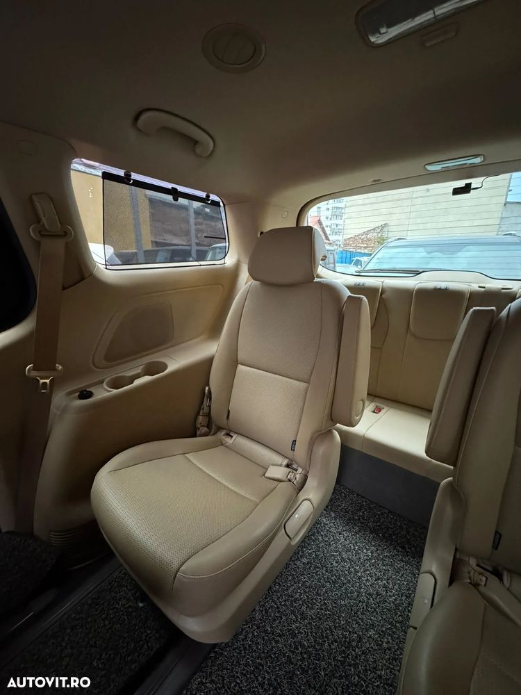 Kia Carnival - 11
