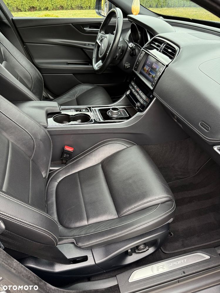 Jaguar XE 20d AWD R-Sport - 38