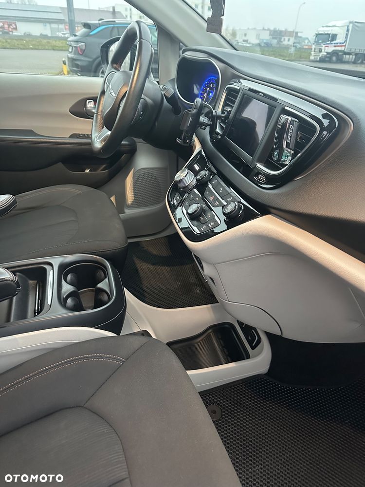 Chrysler Pacifica - 12