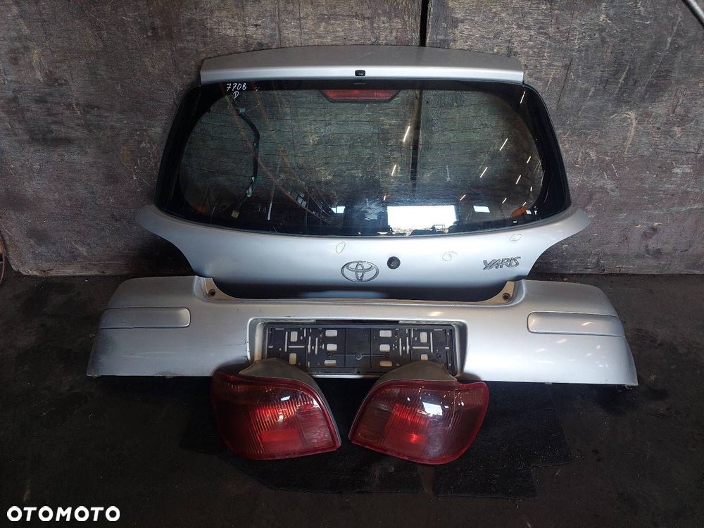 KOMPLETNY TYŁ KLAPA BAGAŻNIKA ZDERZAK LAMPY TOYOTA YARIS I LIFT 1E7 - 1