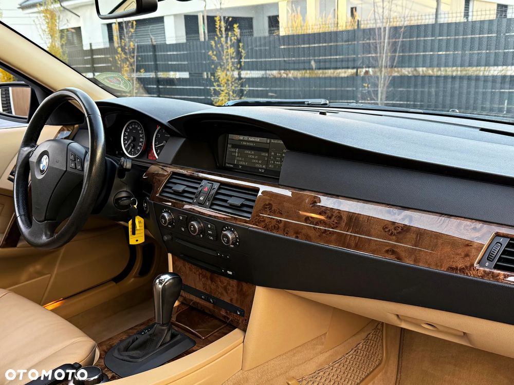 BMW Seria 5 525xi - 12