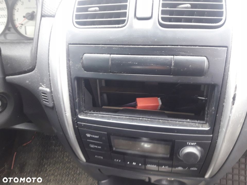 Mazda Premacy 99-05 Ramka radia zaślepka kieszeń - 1