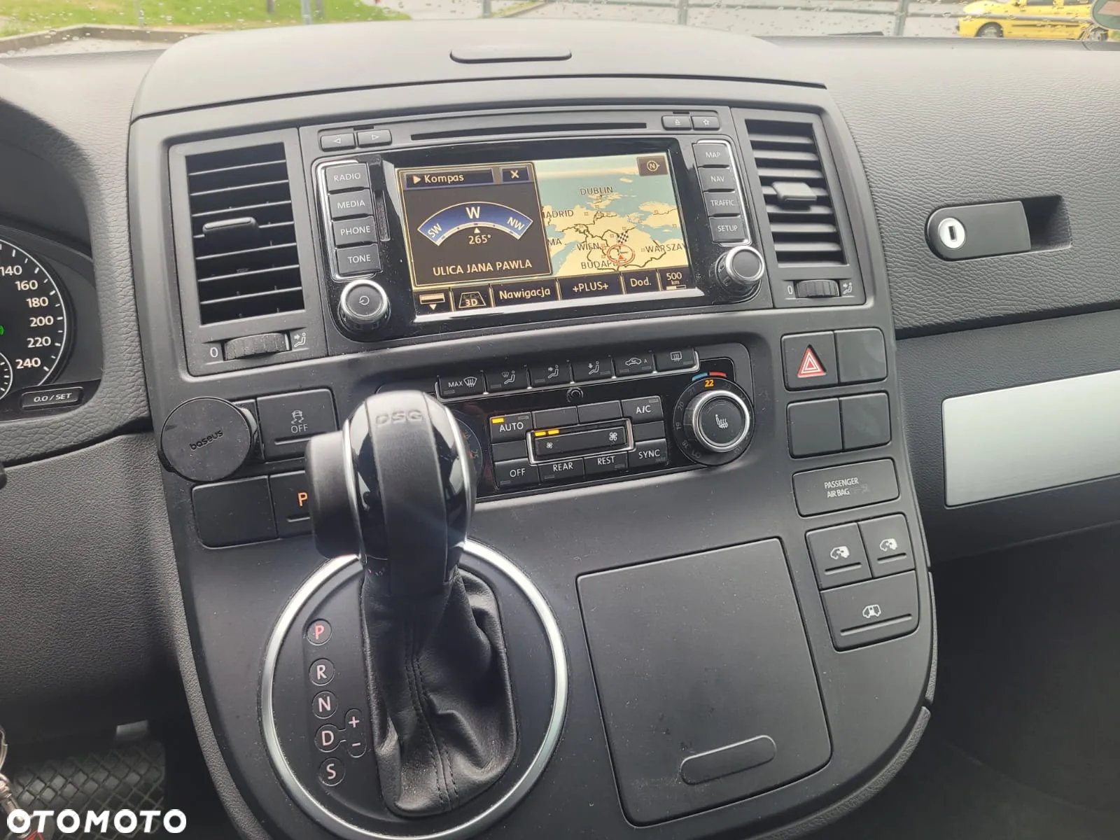 Volkswagen Multivan - 2