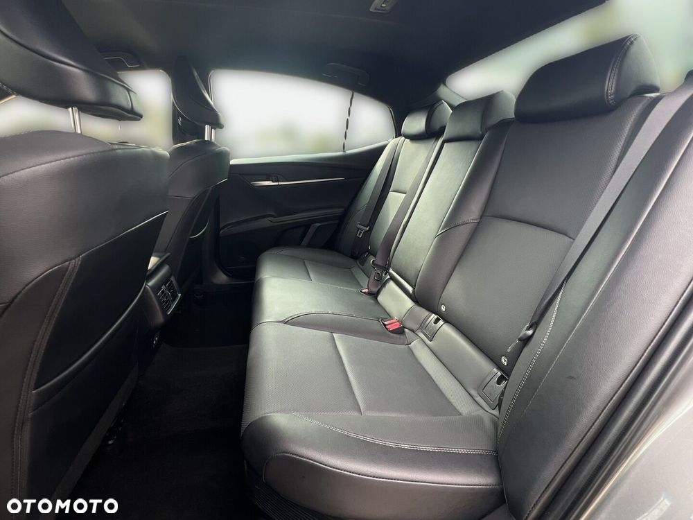 Toyota Camry - 17