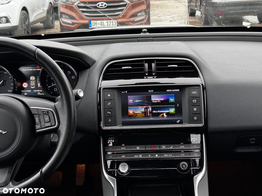 Jaguar XE 2.0 T Prestige - 28