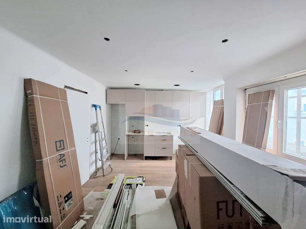 T2 com terraço, remodelação total, edifício e fracções como novos. - Grande imagem: 3/20