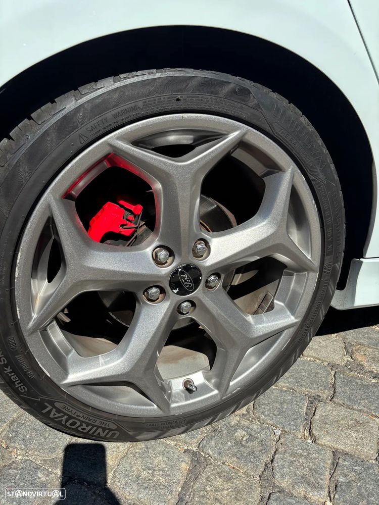Ford Focus 2.0 EcoBoost ST - 15