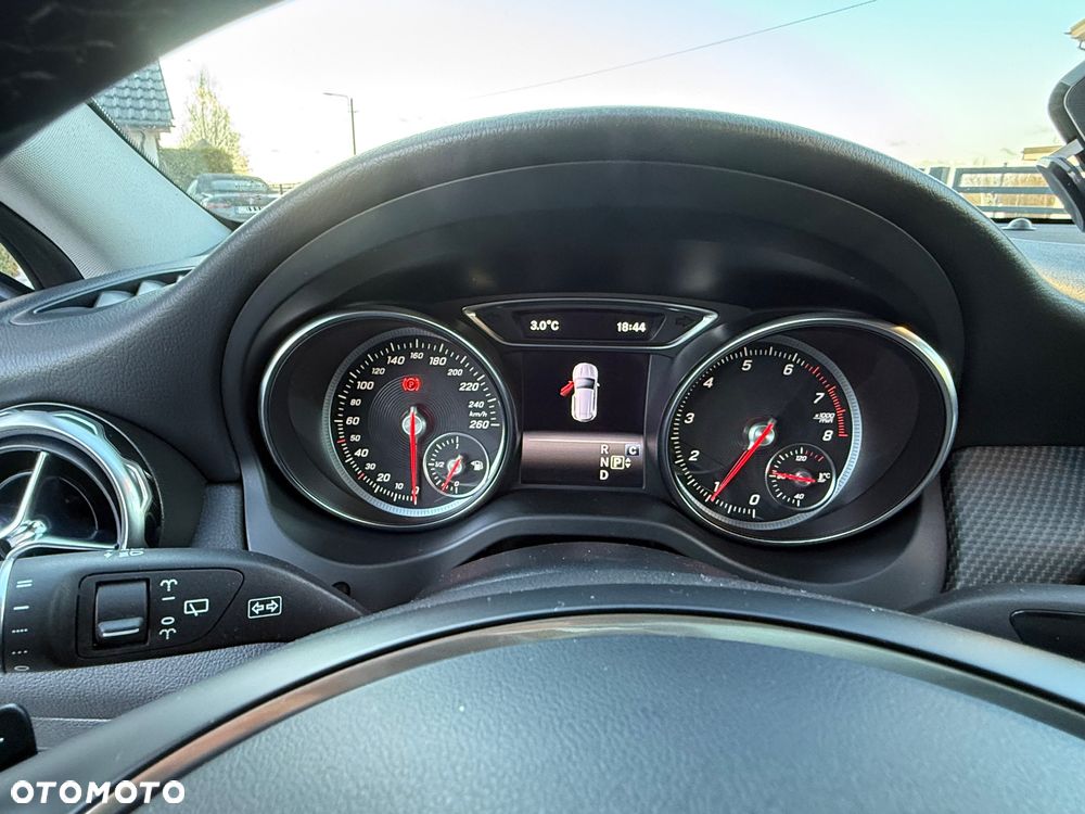 Mercedes-Benz GLA 180 7G-DCT - 13