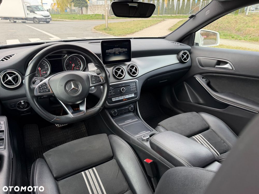 Mercedes-Benz GLA 180 7G-DCT UrbanStyle Edition - 18