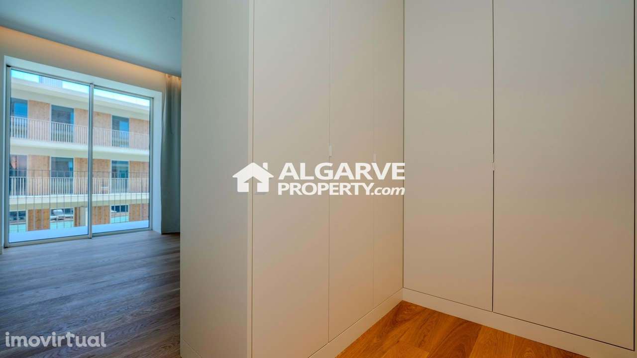 Luxuoso apartamento T2 novo em frente à Praia de Quarteira, Algarve - Grande imagem: 5/18
