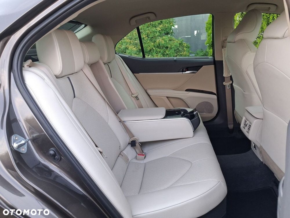 Toyota Camry 2.5 Hybrid Executive CVT - 21
