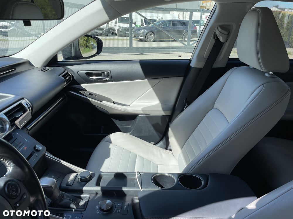 Lexus IS 200t Elite - 11