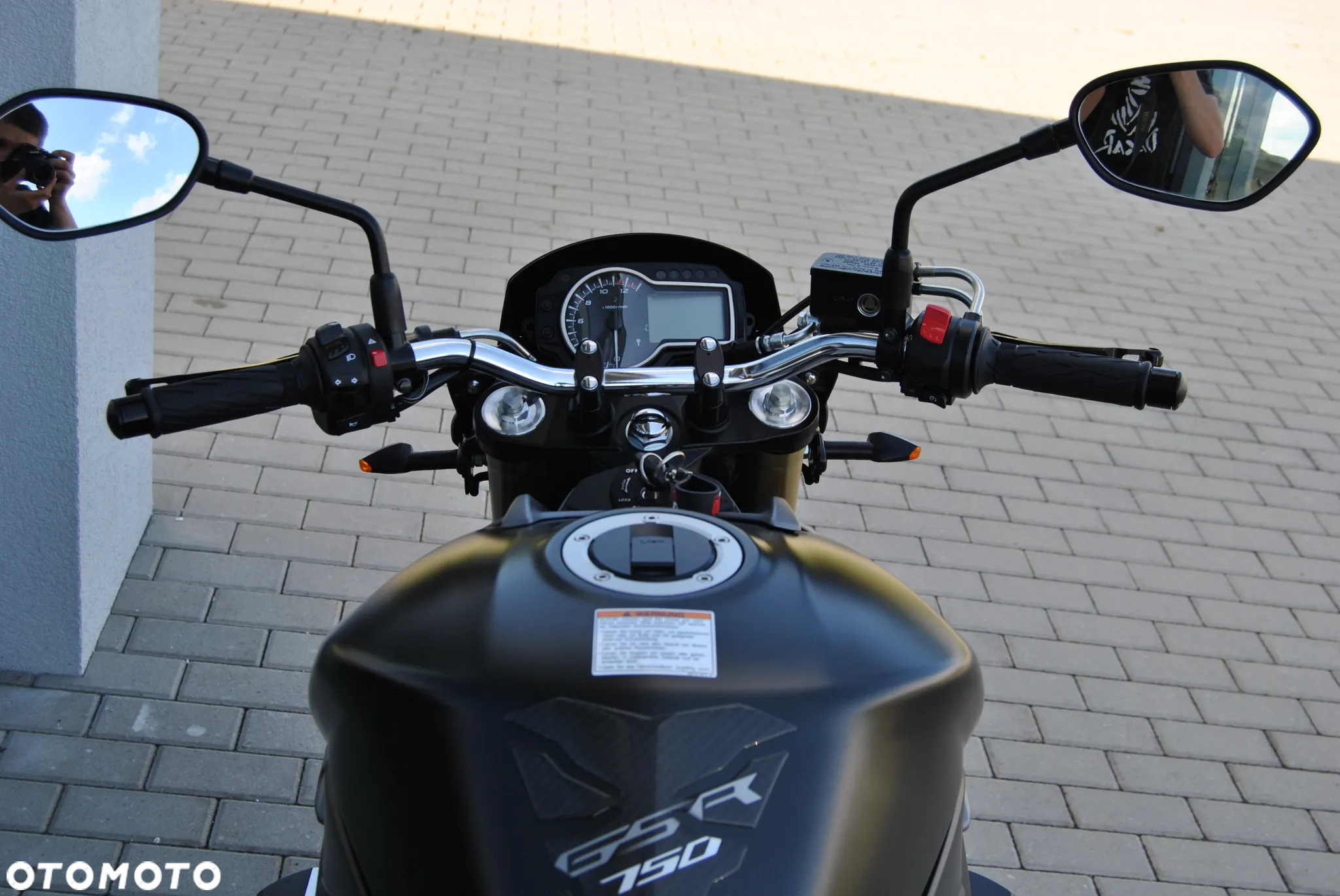 Suzuki GSR - 7