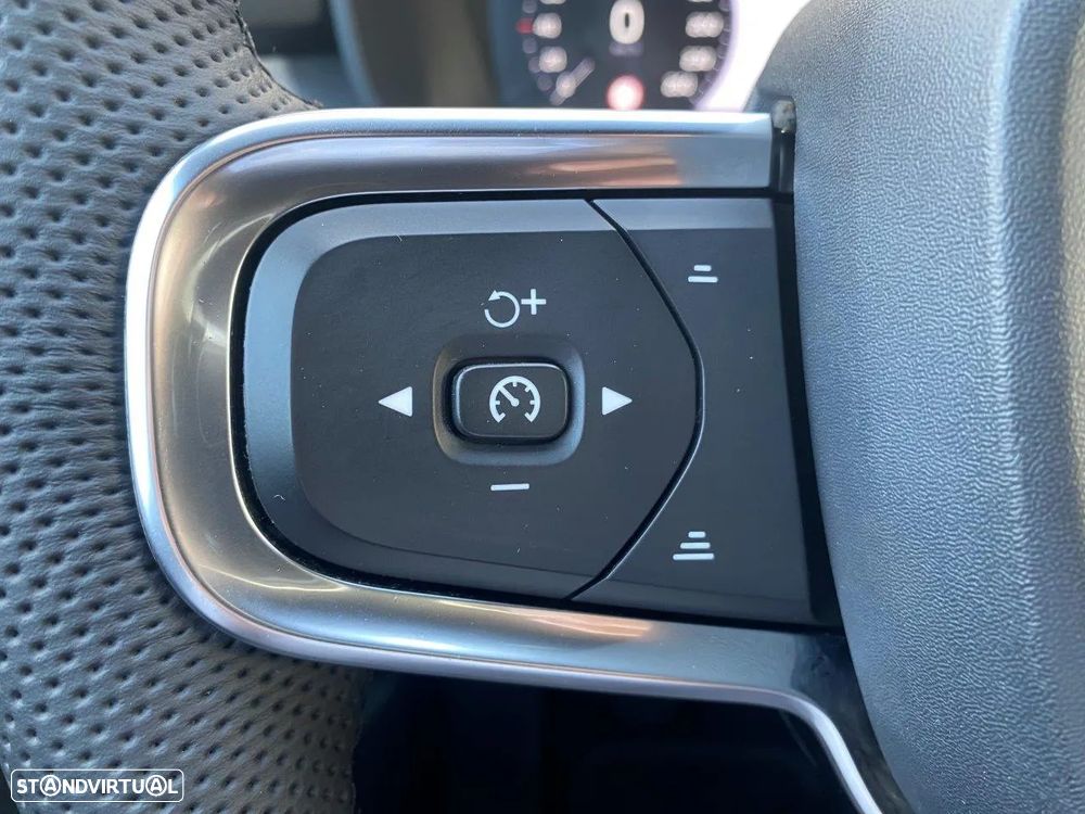 Volvo XC 40 2.0 D3 Momentum Plus - 28