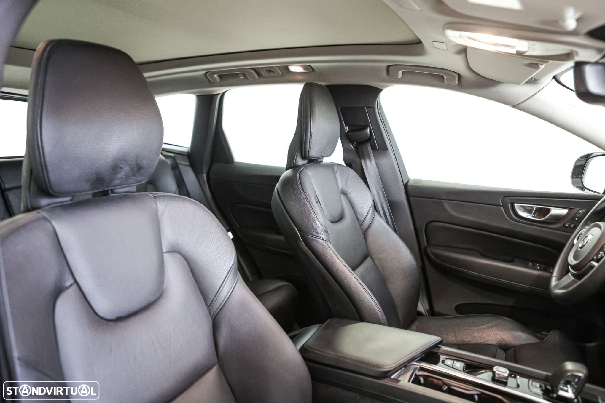 Volvo XC 60 2.0 B4 Plus Dark - 32