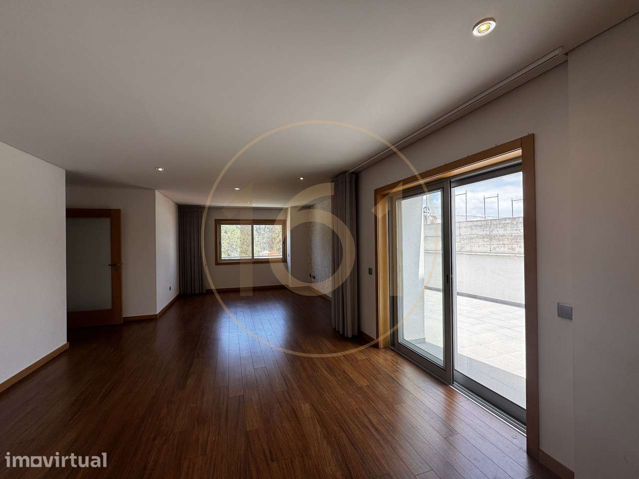 Apartamento T3+1 duplex com 2 terraços e varandas - Grande imagem: 2/30
