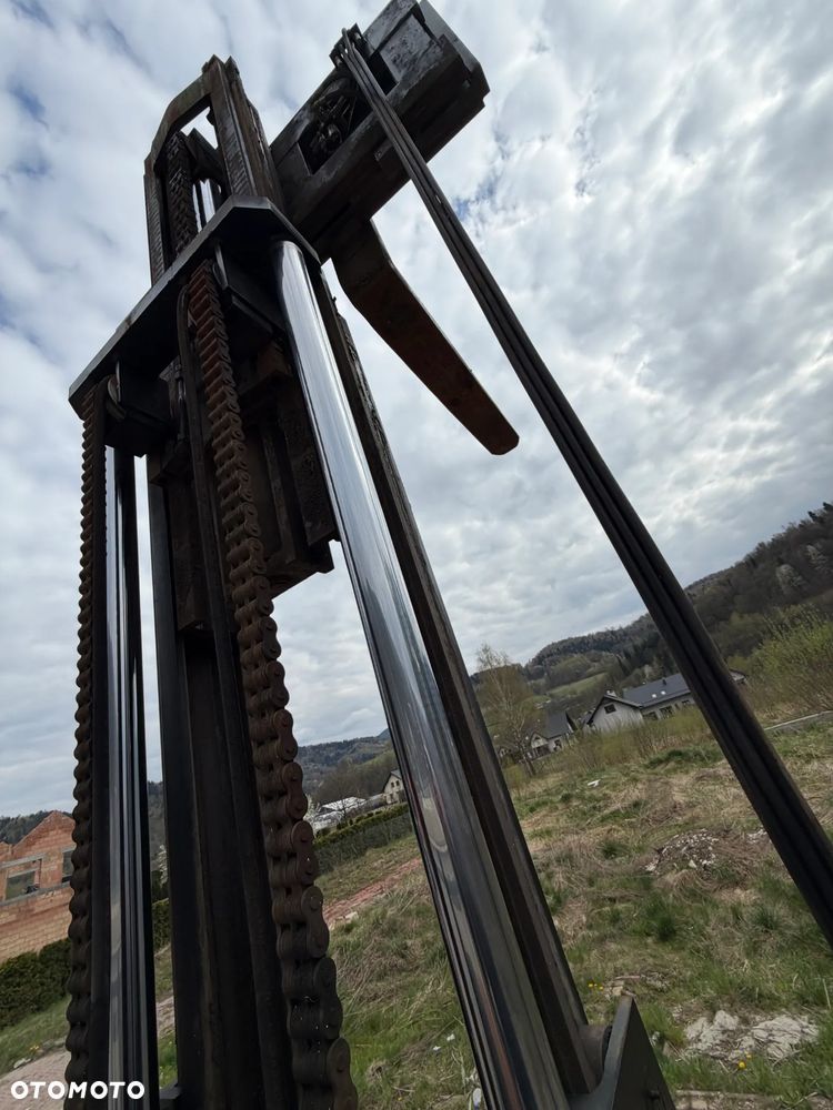 O&K V80 Wózek Widłowy Niemiecki Producent O&K. Silnik DEUTZ 90 km. Udźwig 8 ton. Gabarytowo mała maszyna z Wielkim udźwigiem. Podwójne Koła. Regulacja wideł i Karetki Hydrauliczna. Maszt TRIPLEX. niski przebieg 5790h. Maszyna Pochodzi z Norweskiej Komuny! Nie posiada luzów i wycieków Jazda Hydrostatic. Stan Perfekcyjny! DIESEL. Opony Nowe. Okazja - 13