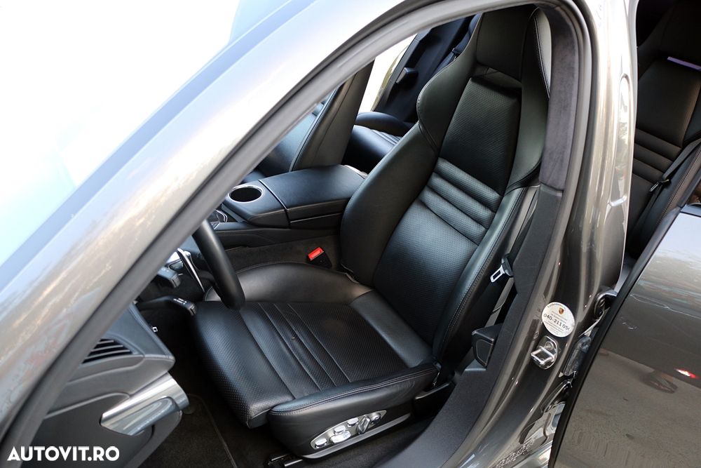 Porsche Panamera 4.8 PDK GTS - 16