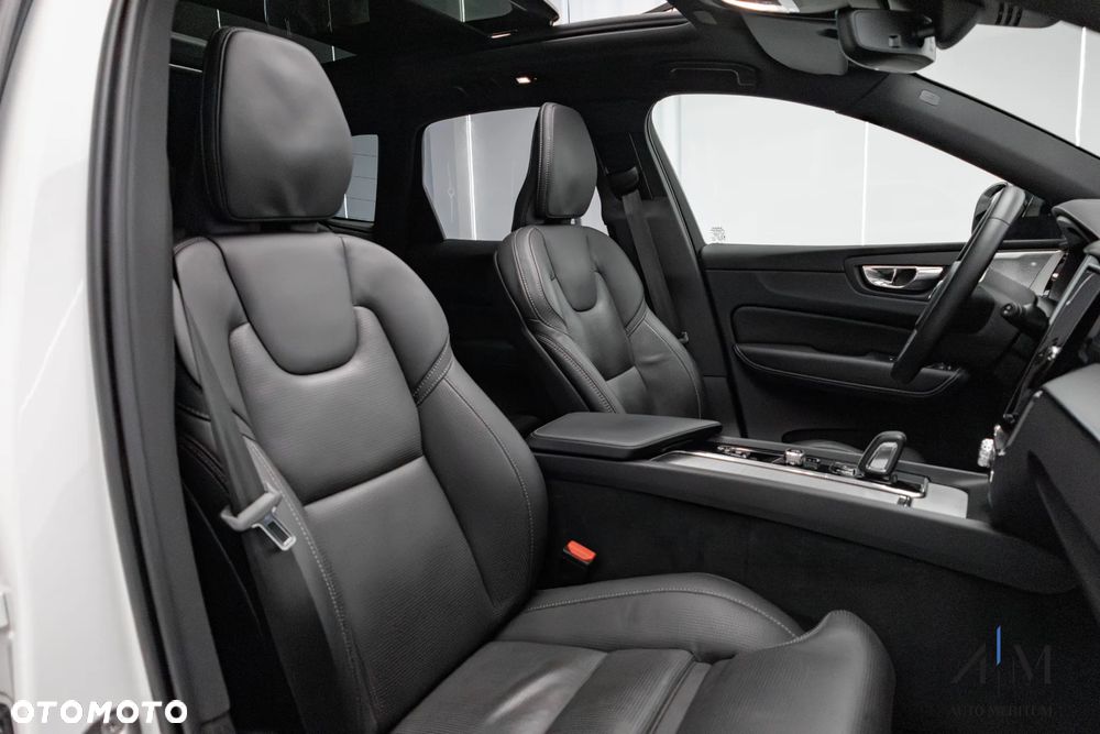 Volvo XC 60 B5 D AWD Ultimate Dark - 25