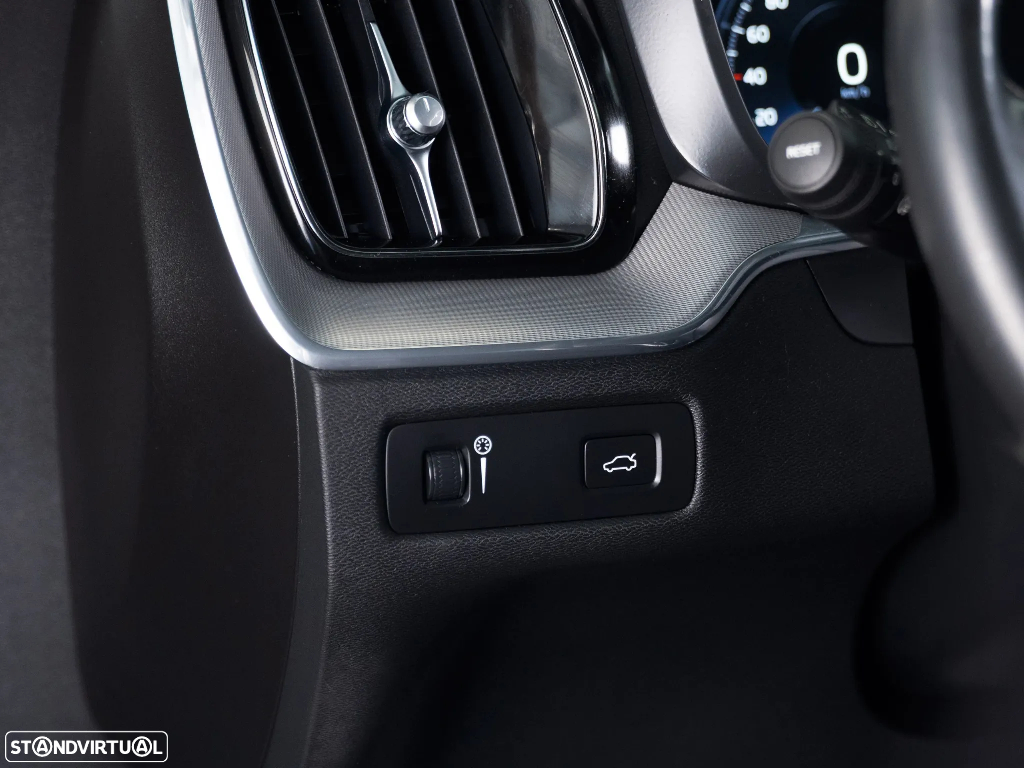 Volvo XC 60 2.0 D4 R-Design Geartronic - 21